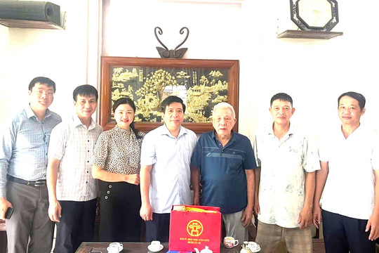 Lãnh đạo phường Tây Tựu thăm, tặng quà người có công nhân kỷ niệm 79 năm Ngày Thương binh -Liệt sĩ