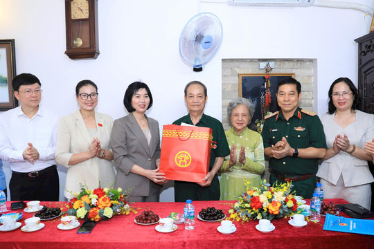 Đồng chí Phùng Thị Hồng Hà thăm, tặng quà thương binh tiêu biểu tại phường Bồ Đề