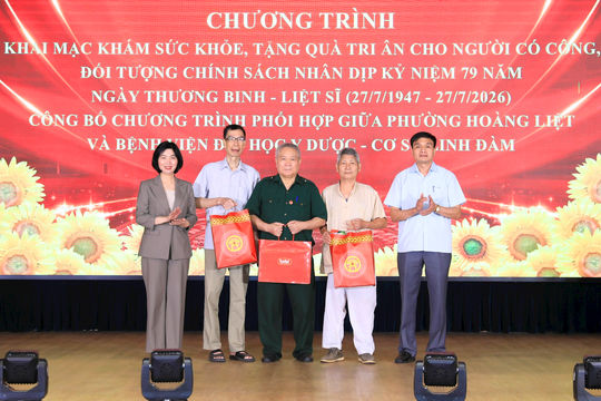 Phó Bí thư Thành ủy, Chủ tịch HĐND Thành phố Phùng Thị Hồng Hà thăm, tặng quà các gia đình chính sách phường Hoàng Liệt