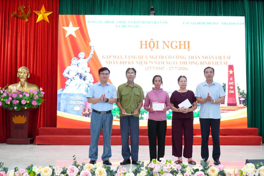 Xã Trung Giã trao sổ tiết kiệm, quà cho người có công và thân nhân liệt sĩ
