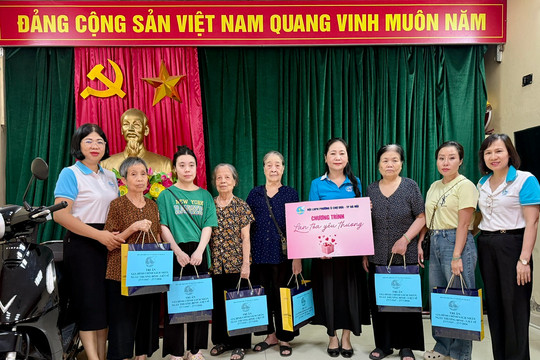 Hội LHPN phường Ô Chợ Dừa trao quà tri ân người có công và bệnh nhân chạy thận
