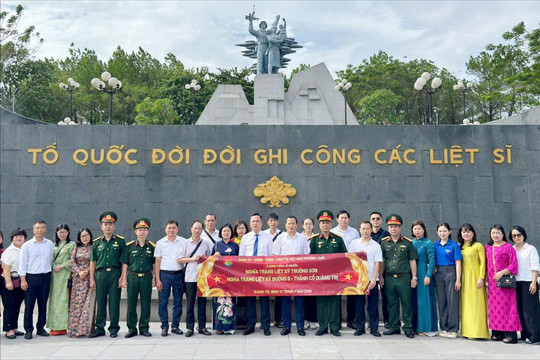Phường Láng giáo dục truyền thống qua hành trình về nguồn tại Quảng Trị