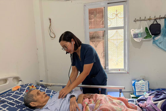 Xã Sóc Sơn: Bác sĩ đến khám sức khoẻ tại nhà cho đối tượng chính sách, người có công