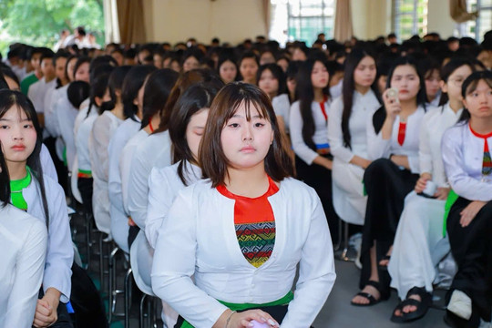 Nhiều chính sách ưu tiên đặc biệt với học sinh dân tộc thiểu số rất ít người