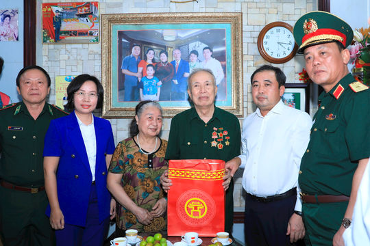 Bí thư Thành ủy Hà Nội Trần Đức Thắng thăm, tặng quà các thương binh tiêu biểu phường Hoàn Kiếm