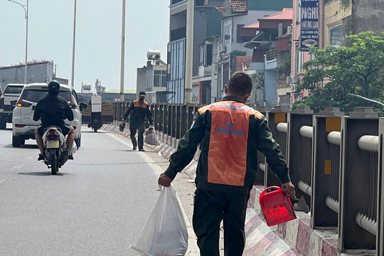 Giữ an toàn giao thông trên những cây cầu trong mùa mưa bão