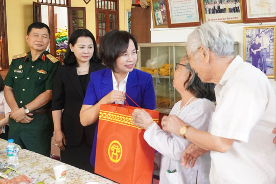 Lãnh đạo MTTQ thành phố Hà Nội tặng quà gia đình chính sách tại xã Sóc Sơn