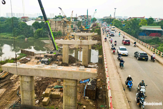 Nhộn nhịp công trường xây dựng cầu Mai Lĩnh mới trên Quốc lộ 6