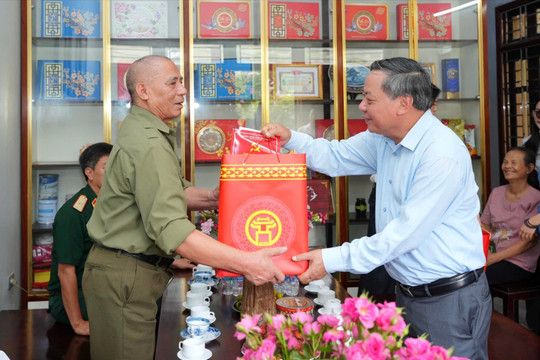 Phó Bí thư Thành ủy Nguyễn Văn Phong thăm, tặng quà người có công tiêu biểu xã Phù Đổng