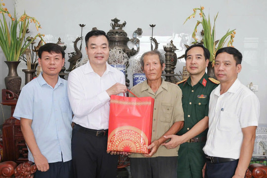 Xã Đại Xuyên: Thăm, tặng quà các thương bệnh binh, thân nhân liệt sĩ, người có công