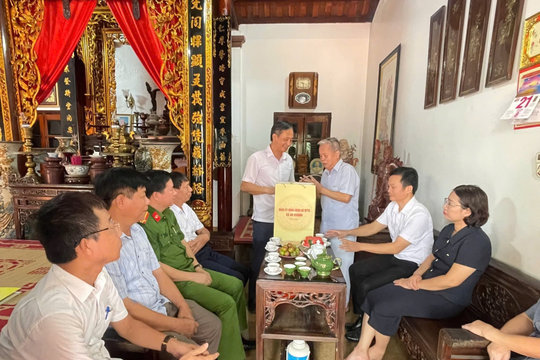 Xã An Khánh thăm, tặng quà người có công nhân dịp 27-7