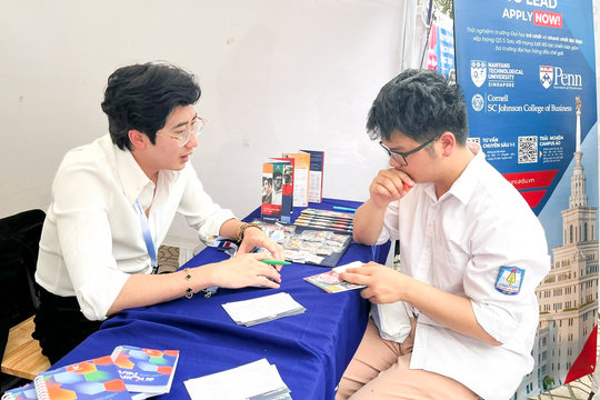 Thí sinh thuận lợi khi nộp lệ phí trực tuyến xét tuyển đại học