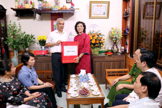 Phường Nghĩa Đô thăm, tặng quà người có công nhân Ngày Thương binh - Liệt sĩ