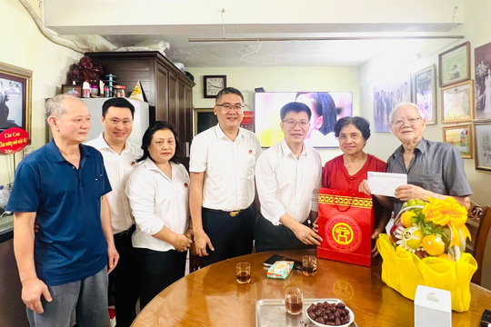 Phường Kim Liên thăm, tặng quà người có công, gia đình chính sách