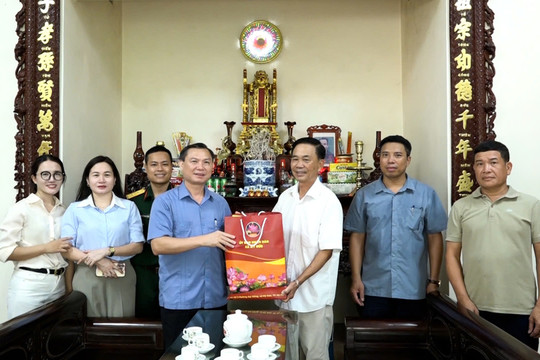 Xã Mỹ Đức thăm, tặng quà người có công nhân Ngày Thương binh - Liệt sĩ