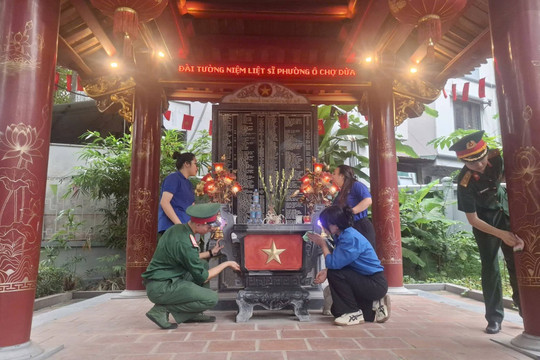 Tuổi trẻ phường Ô Chợ Dừa ra quân chỉnh trang các nhà bia liệt sĩ
