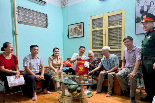 Phường Ô Chợ Dừa: Thăm, tặng quà gia đình chính sách, người có công dịp 27-7