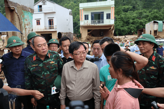 Phó Thủ tướng Chính phủ Hồ Quốc Dũng kiểm tra công tác khắc phục hậu quả mưa lũ tại xã Mường Than, Lai Châu