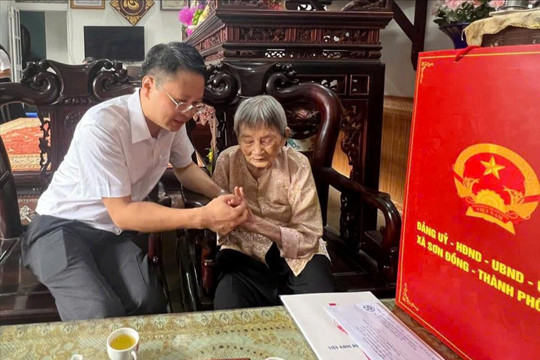 Xã Sơn Đồng tổ chức thăm, tặng quà người có công với cách mạng