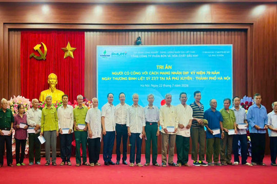 Xã Phú Xuyên phối hợp trao 300 suất quà tri ân gia đình chính sách nhân ngày 27-7