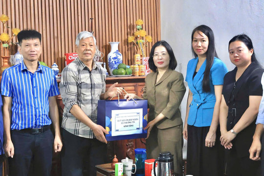 Xã Thường Tín tổ chức thăm hỏi, tặng quà các gia đình chính sách dịp 27-7