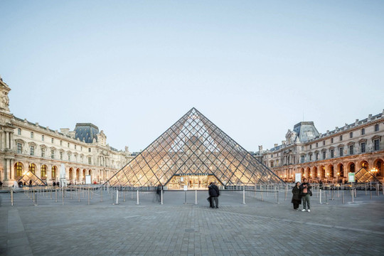Bảo tàng Louvre mở lại phòng trưng bày sau vụ trộm 102 triệu USD