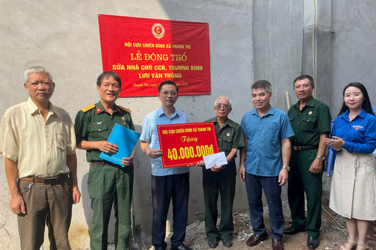 Xã Thanh Trì hỗ trợ sửa chữa nhà, trao xe lăn tặng c ựu chi ến binh