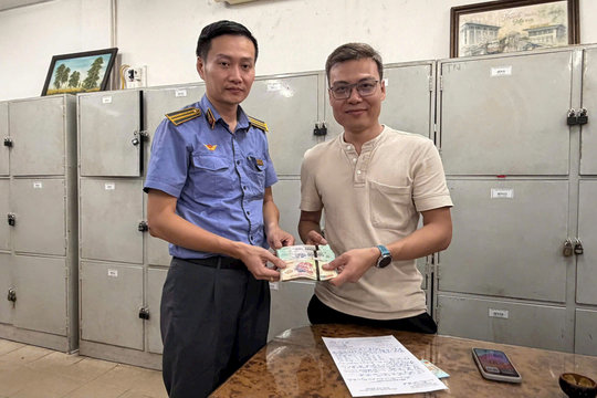 Trao trả túi xách chứa hơn 120 triệu đồng cho khách bỏ quên trên tàu SE2