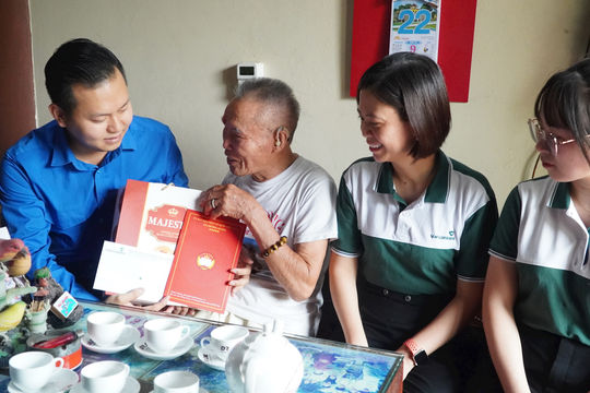 Xã Chương Dương trao 45 suất quà tri ân người có công nhân dịp 27-7