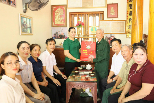 Xã Cổ Đô tri ân người có công, hỗ trợ hộ nghèo xây nhà mới