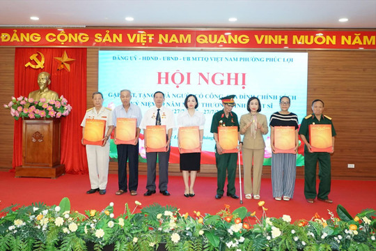 Phường Phúc Lợi gặp mặt, trao quà cho các gia đình chính sách, người có công