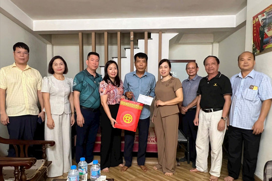 Phường Tây Mỗ thăm, tặng quà các gia đình chính sách, người có công nhân dịp 27-7