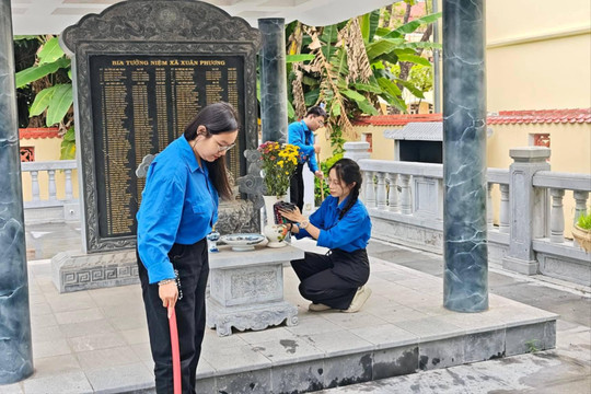 Tuổi trẻ phường Xuân Phương chỉnh trang đài tưởng niệm các anh hùng liệt sĩ