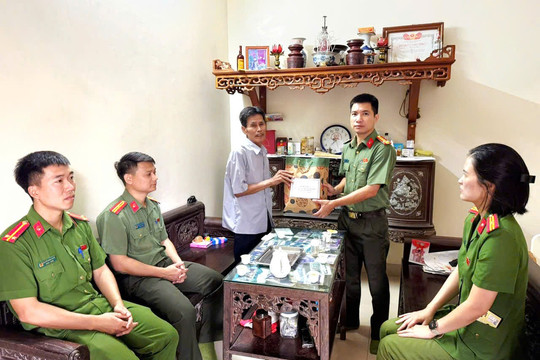 Công an xã Hát Môn tri ân các liệt sĩ Công an nhân dân