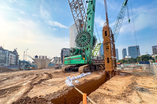 Thi công tường vây nhà ga tuyến đường sắt đô thị Văn Cao - Hoà Lạc