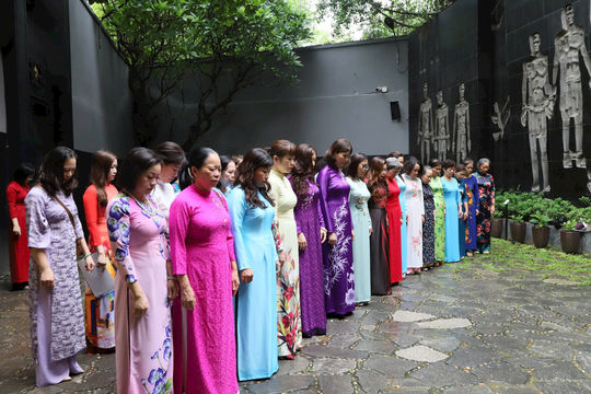 Phụ nữ Hoàn Kiếm tri ân các anh hùng liệt sĩ, người có công