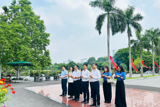 Ban Tuyên giáo và Dân vận Thành ủy Hà Nội tổ chức lễ dâng hương tri ân các Anh hùng liệt sĩ