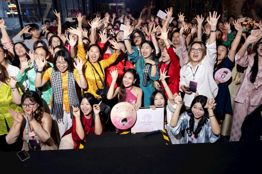 Sau 17 năm, Thùy Anh ghi điểm với hình ảnh "cô gái miền Tây" tại fan meeting đầu tiên