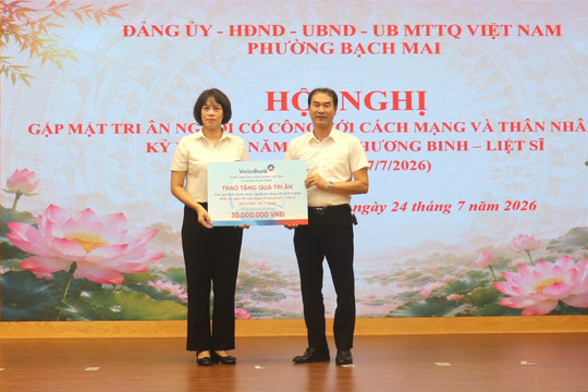 Phường Bạch Mai trao quà tri ân nhân kỷ niệm Ngày Thương binh - Liệt sĩ
