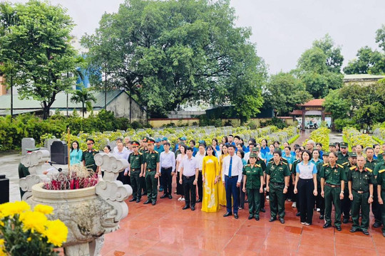 Lãnh đạo xã Thiên Lộc dâng hương tưởng niệm các Anh hùng liệt sĩ
