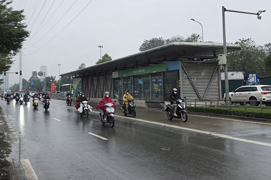 Hà Nội ngày nắng gián đoạn, chiều tối mưa dông