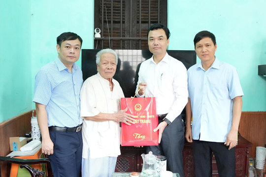 Xã Bát Tràng: Thăm, động viên các gia đình người có công nhân dịp Ngày Thương binh - Liệt sĩ