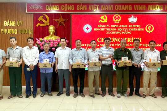 Xã Chương Dương tặng quà tri ân hội viên Cựu chiến binh nhân dịp 27-7