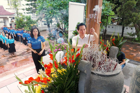 Phường Phúc Lợi tổ chức lễ dâng hương tưởng nhớ các anh hùng liệt sĩ