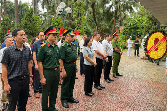 Phường Ô Chợ Dừa dâng hương tưởng niệm các Anh hùng liệt sĩ