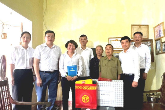 Trao quà tặng các gia đình người có công tiêu biểu trên địa bàn xã Đoài Phương