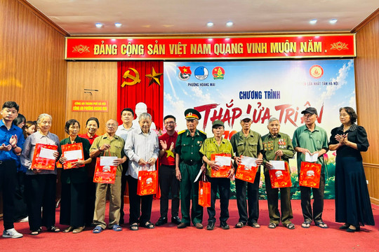 Ấm áp chương trình “Thắp lửa tri ân” tại phường Hoàng Mai