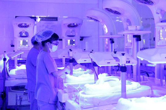 Mức sinh ở Hà Nội giảm: Làm gì để người trẻ không ngại sinh con?