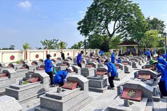 Xã Tiến Thắng dâng hương tưởng niệm các Anh hùng liệt sĩ
