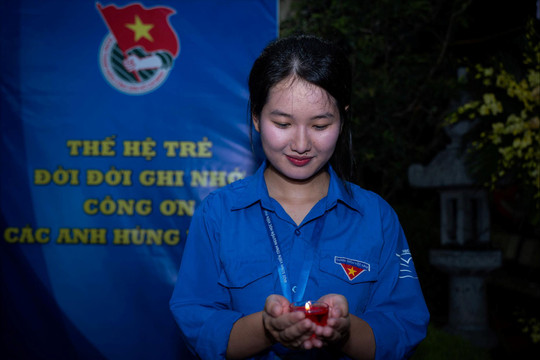 Tuổi trẻ phường Láng thắp nến tri ân các anh hùng liệt sĩ